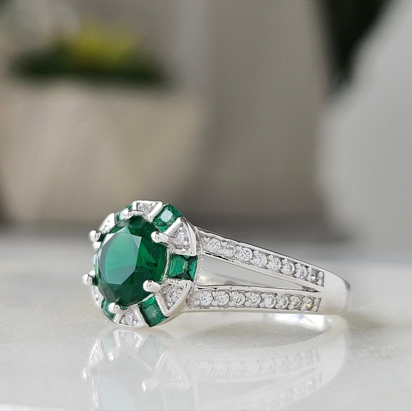 Round Emerald Green Gemstone Ring, 925 Sterling Silver Charmed Aroma - Picture 5 of 9